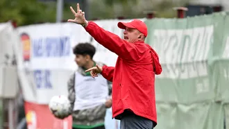 De ce poartă Erik Lincar căști în urechi în timpul meciurilor! Am deconspirat secretul antrenorului de la FC Bihor: ”Totul a pornit din sezonul trecut, un meci la Reșița.” EXCLUSIV