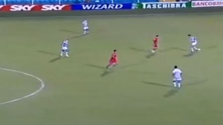 VIDEO Nu știi de cine să râzi mai întâi! Doi adversari au "comis-o" în aceeași fază