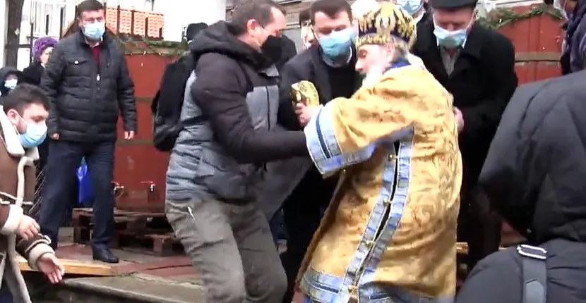 FOTO / ÎPS Teodosie s-a împiedicat și a căzut la slujba de sfințire a apei de Bobotează. Cum se simte