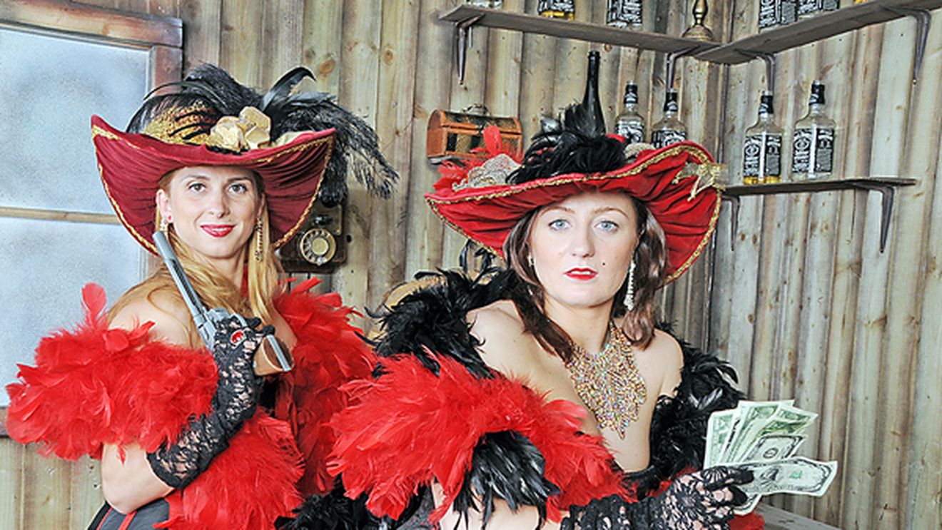 Bandidas!** Alina Dumitru și Corina Căprioriu au intrat în pielea pesonajelor jucate  în filmul lor preferat de celebrele actrițe Salma Hayek și Penelope Cruz