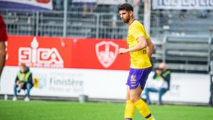 Cine este Umit Akdag, românul-turc care a fost titular, la 20 de ani, în Ligue 1. Fotbalistul lui Toulouse poate fi urmașul lui Andrei Burcă în naționala lui Mircea Lucescu: are o calitate rar întâlnită la un fundaș central. SPECIAL