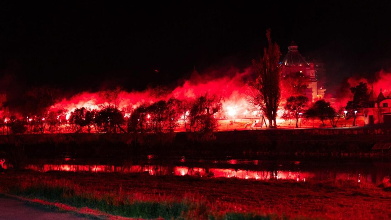Imagini incendiare la Arad. Cum au sărbătorit ultrașii aniversarea clubului UTA