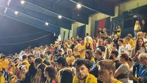 Imagini fabuloase: fanii naționalei au luat cu asalt Mogoşoaia, unde i-au aşteptat pe fotbaliştii României de la EURO! Atmosferă electrizantă după miezul nopții