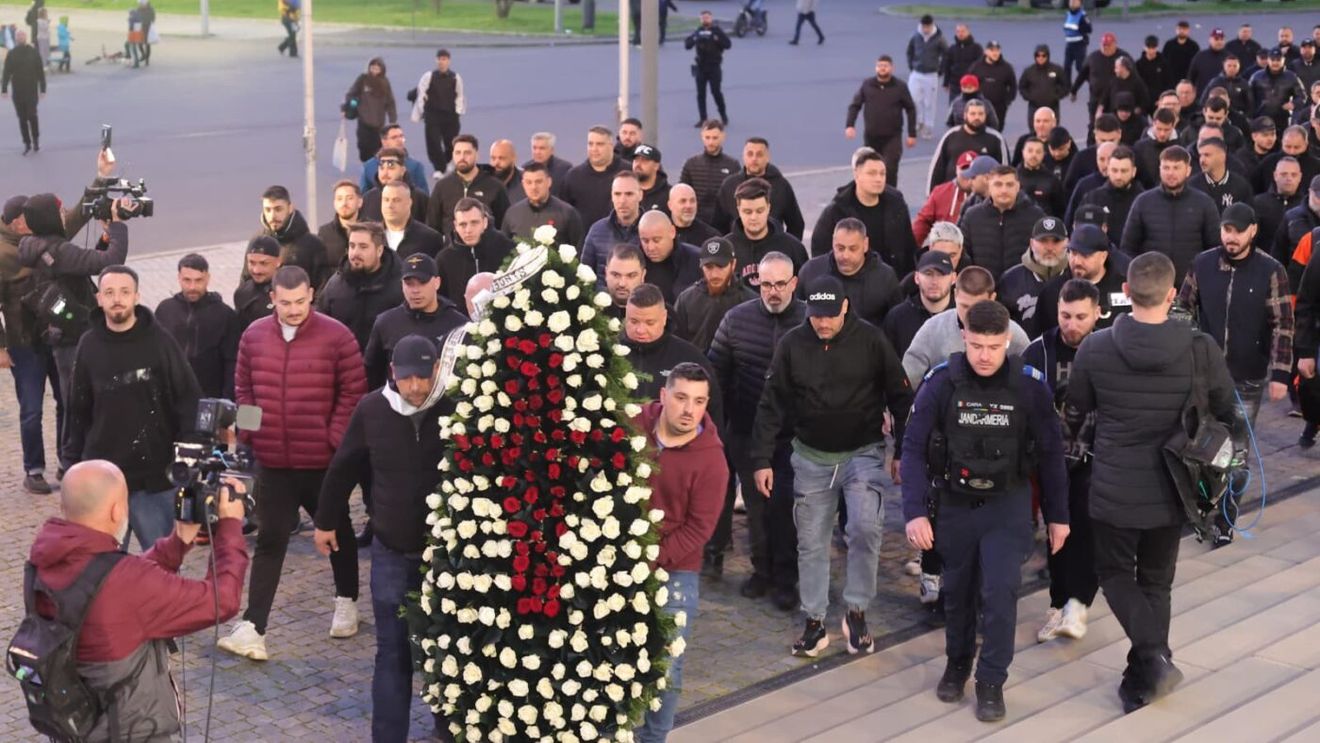 Galeria Rapidului, în frunte cu liderul Bocciu, a venit să-și ia adio de la Mircea Lucescu, un idol în Giulești