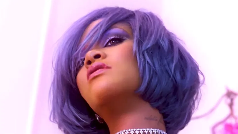 FOTO | Rihanna, mai sexy ca oricând de dragul propriului brand
