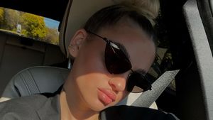 Teroare pentru soția milionarului român, rămasă singură în casa din SUA! A filmat totul de pe balcon: peste 30 de focuri de armă, iar 10 mașini de poliție au ajuns imediat la locul atacului