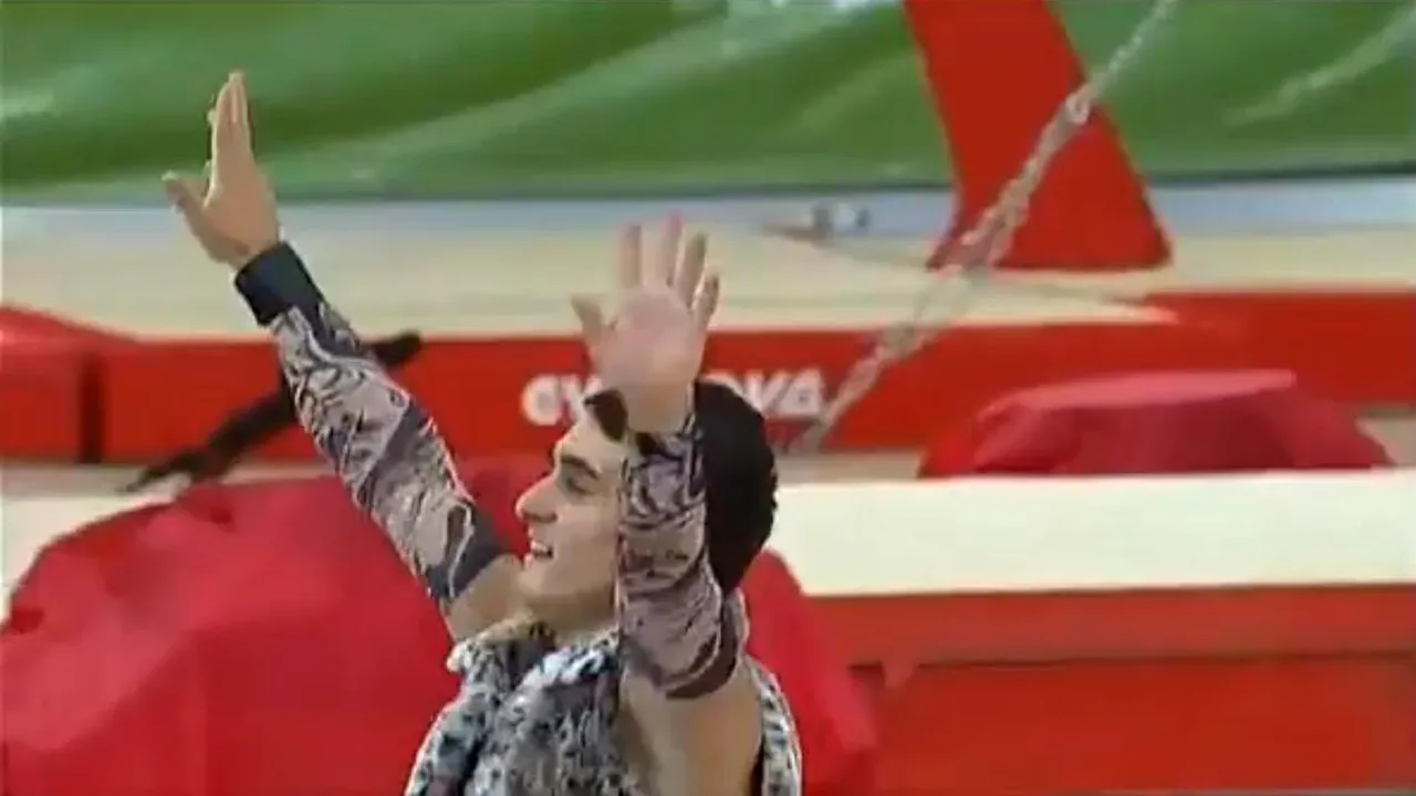 A ridicat sala în picioare!** VIDEO Drăgulescu a cucerit publicul printr-un exercițiu nebun la sol: a dansat pe Gangnam Style și l-a imitat pe Michael Jackson