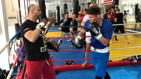 În lipsă de sparring-partneri, campionul european la box Andrei Arădoaie s-a antrenat cu Ciprian Sora