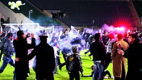 FOTO** Măcel pe un stadion din Egipt! „Aveam două variante: să așteptăm moartea din spatele nostru sau să murim sufocați”