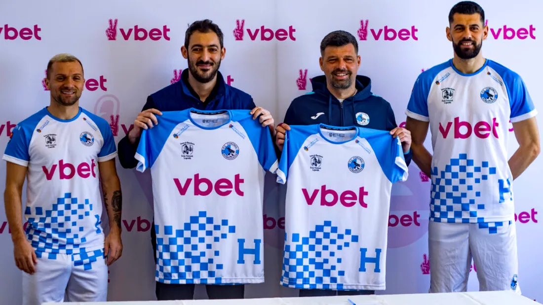 Corvinul are un nou sponsor principal pe echipament începând cu primul meci din 2026. Hunedorenii spun că vor construi solid și credibil alături de un operator de pariuri și jocuri de noroc!