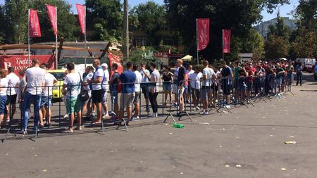FOTO&VIDEO | Interes maxim pentru returul cu Sporting: suporterii au creat cozi uriașe la casele de bilete de la Arena Națională! Mai pot cumpăra tichete doar în peluze
