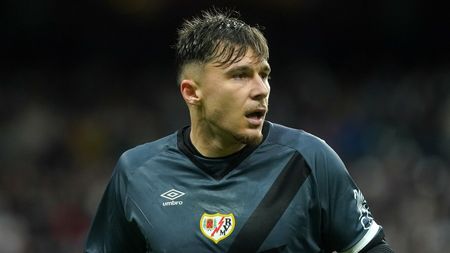 Un ungur de 45.000.000 de euro ar putea fi coleg cu Andrei Rațiu la Liverpool. Arne Slot a cerut transferuri în zonele laterale ale defensivei şi un nume din Bundesliga e rival cu românul pentru a-i lua locul lui Trent Alexander-Arnold