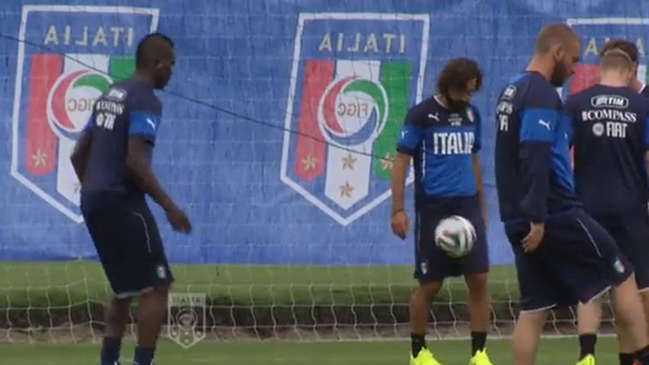 Balotelli, moment de "magie" chiar sub ochii lui Pirlo. VIDEO - Vârful Italiei a făcut show la antrenament