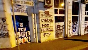 Scandal la FC U Craiova, după reinstalarea lui Nicolo Napoli! Trei suporteri au vandalizat sediul clubului lui Adrian Mititelu | FOTO