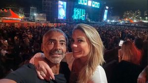 Vârsta e doar un număr pentru ei: celebrul fotbalist milionar, în vârstă de 56 de ani, se iubește cu o influenceriță sexy cu 25 de ani mai tânără decât el! GALERIE FOTO