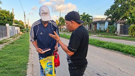 I-a dus alimente și biblia fostului campion olimpic care a ajuns să caute mâncare prin gunoaie
