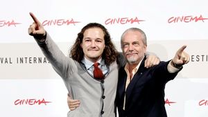 Movie STAR! Vezi cine e patronul lui Napoli!