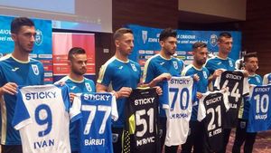 FOTO | CS U Craiova și-a prezentat achizițiile: "Am fost coleg cu Verratti!" Gică Craioveanu, declarația zilei: "Sper ca 'pușcaria' asta mică să devină golgheterul Ligii 1!" Oltenii au și un nou sponsor