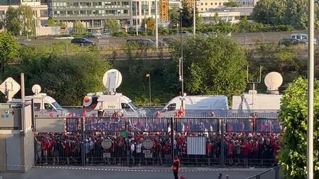 Reacții dure după incidentele dinaintea finalei Ligii Campionilor dintre Liverpool și Real Madrid: „Carnagiu absolut!”. Imagini incredibile de la porțile de acces ale stadionului din Paris | VIDEO