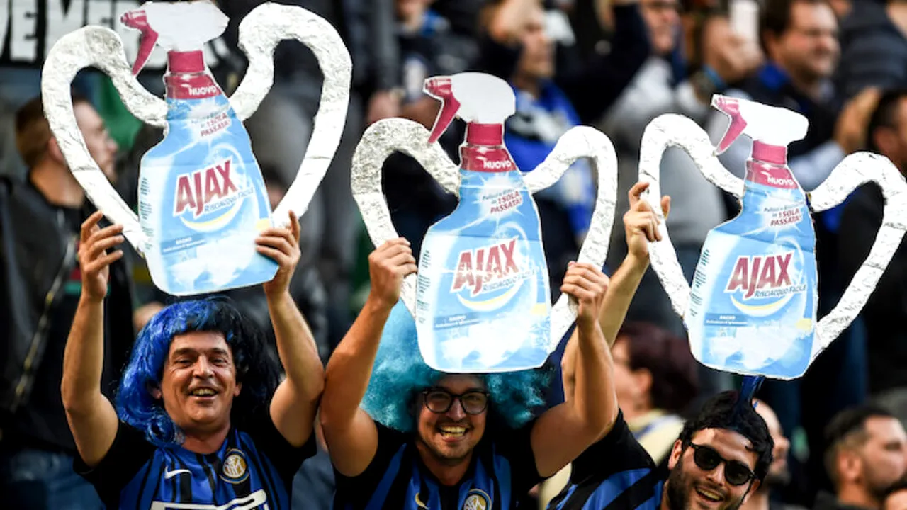 FOTO | Ajax, echipa sau produsul de curățat baia? Fanii lui Inter au râs de Juventus în timpul Derby d'Italia
