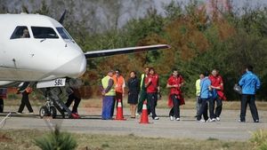 În anonimat la Craiova! **Steliștii, luați la mișto de niște muncitori: 'Iar vă schimbă Gigi antrenorul'