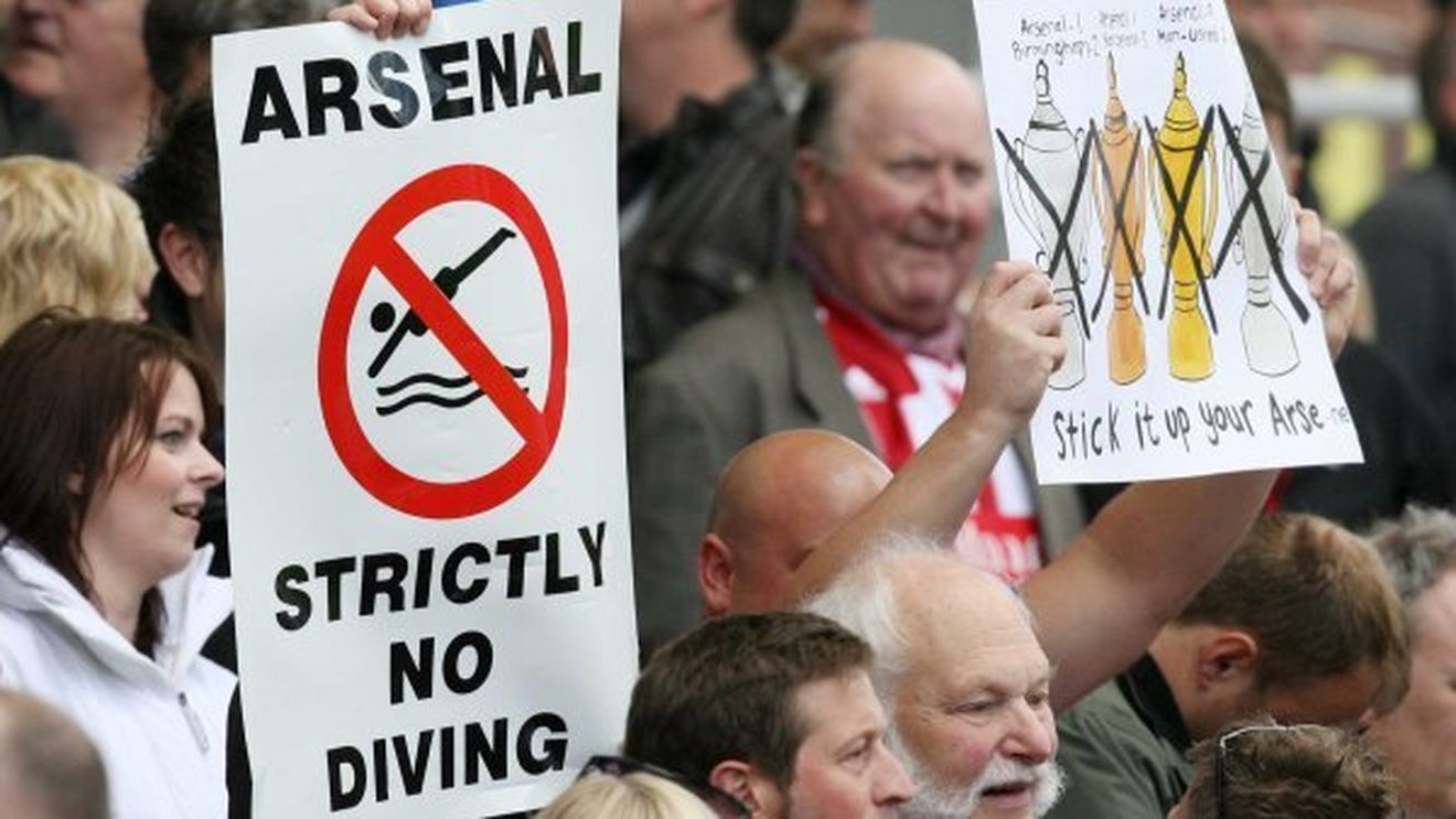 De necrezut!** Nu mai știu nici cum arată un trofeu, dar șefii îl țin în palmă: "Suntem mândri de recordul echipei!" Wenger le-a închis gura cu un simplu calcul