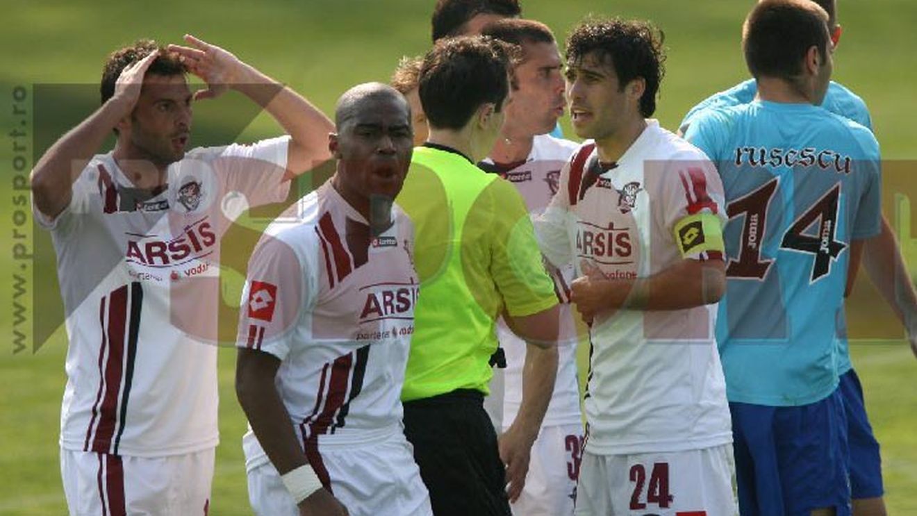 "Arbitrii dau recital cu Rapidul!** Le pare rău, dar rezultatul rămâne!"