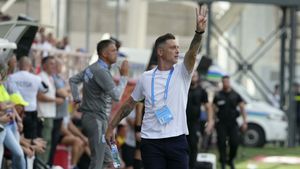 Înfrângerea de la Sarajevo a transformat din nou Universitatea Craiova într-un „butoi cu pulbere". Finanţatorul Mihai Rotaru şi antrenorul Mihai Rădoi, în loc să-şi spele rufele în familie, au făcut deliciul presei şi s-au contrat în public.