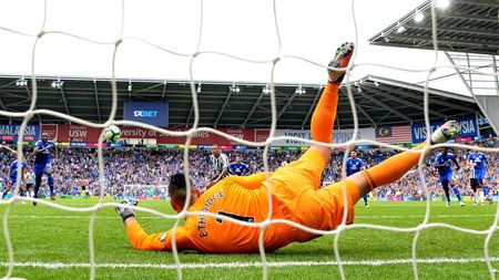 Povestea filipinezului care a scris istorie după numai două meciuri în Premier League: "Mi-am vândut mașina, casa și am fost la un pas să renunț"