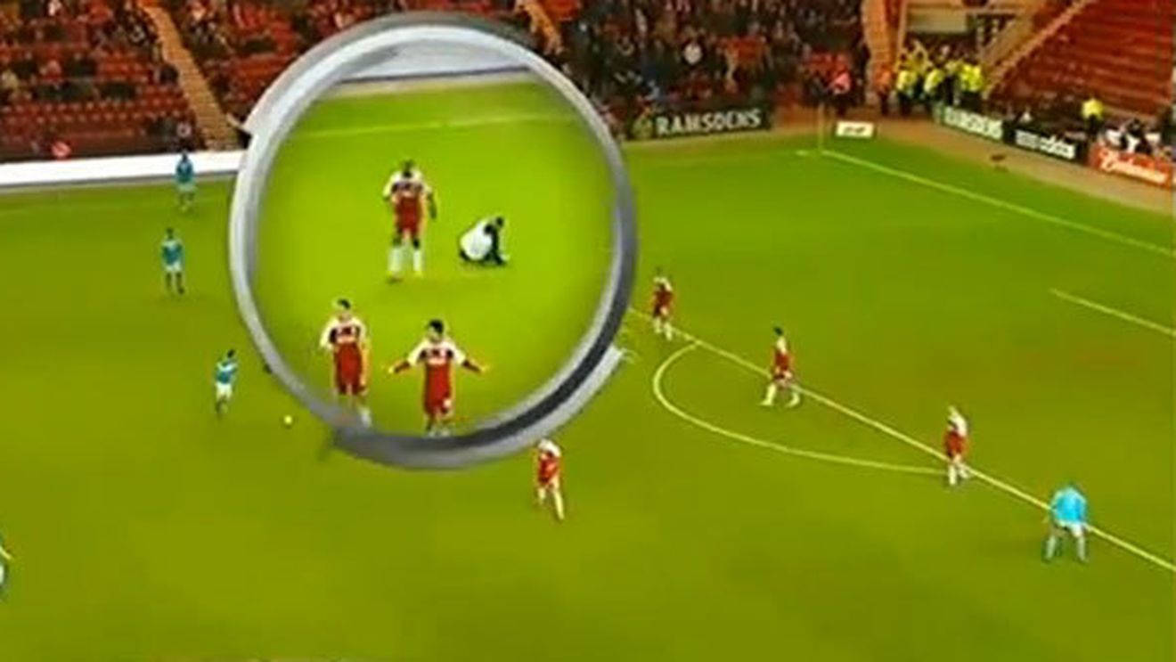 VIDEO Englezii adoră un tackling bun!** Un huligan a încercat să ia un fotbalist pe sus în timpul unui meci din FA Cup