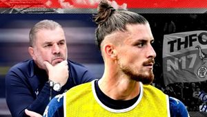 Atac devastator împotriva lui Radu Drăgușin și al impresarului Florin Manea. „Rupe banca la Tottenham. Lasă vrăjelile”