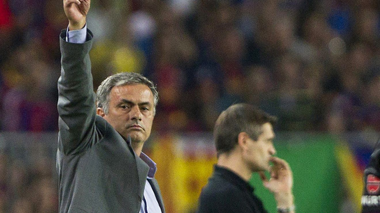 GENIAL! Doar Pițurcă a mai trecut prin așa ceva.** Fanii BarÃ§ei l-au făcut 'șah-mat' pe Mourinho!  "Specialul" nu credea că va auzi vreodată asta pe Camp Nou