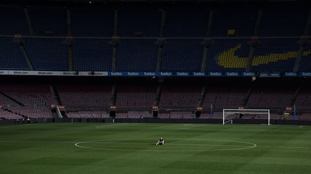 FOTO | Iniesta a rămas singur pe Camp Nou în toiul nopții și a rememorat cei 22 de ani petrecuți la club. Discursul mijlocașului de legendă, la ultimul meci pentru Barcelona: "O să vă port în inimă pentru totdeauna"