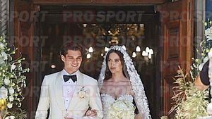 Au apărut imaginile cu momentul în care s-a blocat strada pentru ca Ianis Hagi să o ia pe soția lui, Elena, de la părinții acesteia de acasă! Fiul lui Gică Hagi a dansat cu tatăl miresei și cu „mama soacră” în mijlocul aleii