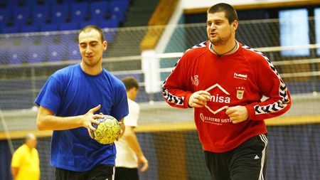 "Domn' primar, pe noi cui ne lași?"** Sportivii de la CSM București sunt revoltați pentru că Primăria Capitalei sponsorizează Oltchim