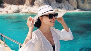 Corina Caragea, fermecătoare în vacanța petrecută în Sardinia! Prezentatoarea știrilor sportive și-a arătat formele perfecte într-un costum de baie mulat și decupat | GALERIE FOTO