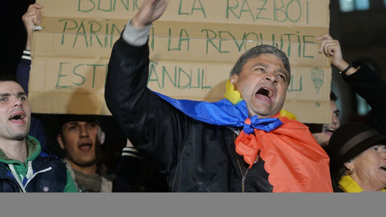 Un personaj detestat din istoria recentă a României, la un pas de a fi linșat, marți seară, la Universitate. Ștucan găzduiește mărturia unui protestatar: "Când istoria se apucă de farse" 