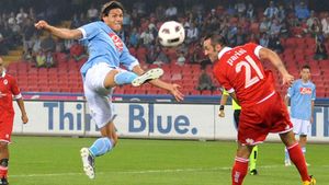 VIDEO** Napoli, doar egal acasă cu Bari! VEZI "bomba" lui Cavani