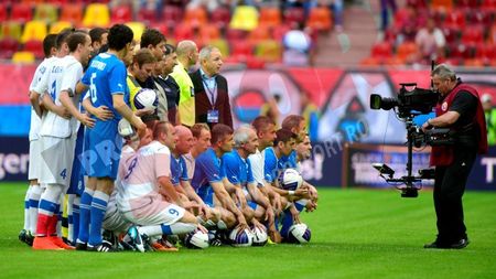 FOTO | Spectacol înaintea finalei. Meciul Legende - Suporteri s-a terminat 3-3
