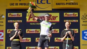 Situație neașteptată în Turul Franței, în prima etapă din Pirinei: borna care indica ultimul kilometru s-a "prăbușit" în fața plutonului de favoriți! Un britanic, "patron" pe Col d'Aspin