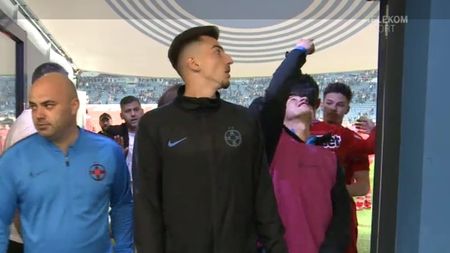 VIDEO | Pe Moruțan îl mănâncă degetul mijlociu! Fotbalistul FCSB face gesturi obscene către fanii Craiovei și declanșează scandalul pe tunelul spre vestiare

