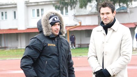 Cui îi datorează „U" bani?