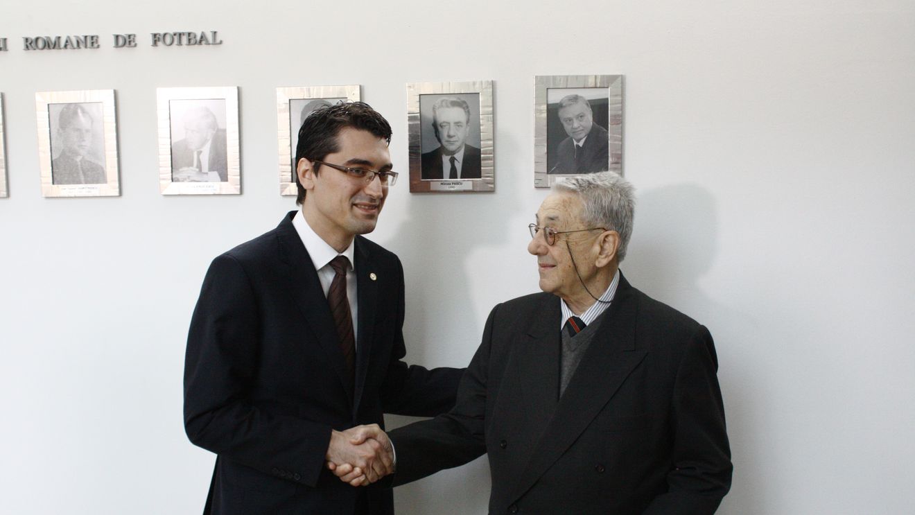 VIDEO | Gestul lui Răzvan Burleanu față de Mircea Pascu, primul președinte al FRF după Revoluția din 1989: "Am ținut foarte mult să facem acest lucru". Istoricul alegerilor din august 1990