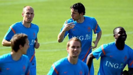 Van Bommel confirmă incidentul rasist:** 'Am auzit cu toții strigăte de maimuță la ședința de pregătire de miercuri'