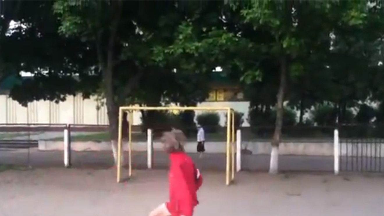 VIDEO AMUZANT** Un puști cu tehnica lui Messi și șutul lui Sneijder nimerește în cap o bătrânică