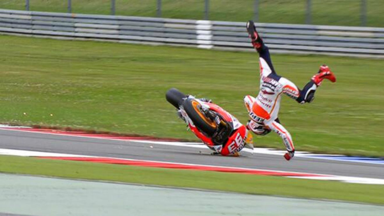 Blestem spaniol la Assen! Marquez și-a rupt un deget după o căzătură
