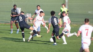 Apariție surprinzătoare la amicalul lui Dinamo! Un antrenor de Liga Campionilor a pus ochii și pe vedetele lui Zeljko Kopic. Unde a stat în tribună pentru a trece neobservat. FOTO EXCLUSIV