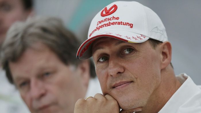 Soția a chemat elicopterul la vila familiei din Mallorca şi l-a urcat pe Michael Schumacher în el. De ce au zburat în Elveția, deşi fostul pilot e în stare gravă