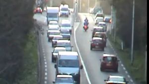 SUPER VIDEO Farsa care le-a făcut drumul spre casă un coșmar! În România îl "lipeau de asfalt" :) 23 de milioane de oameni au râs la clipul ăsta