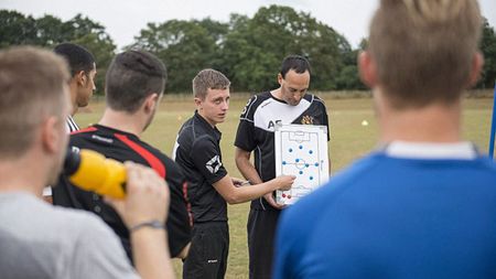 Un puști în vârstă de 22 de ani, cel mai tânăr tehnician din istoria Cupei Angliei. "Visul meu e să antrenez în Premier League"